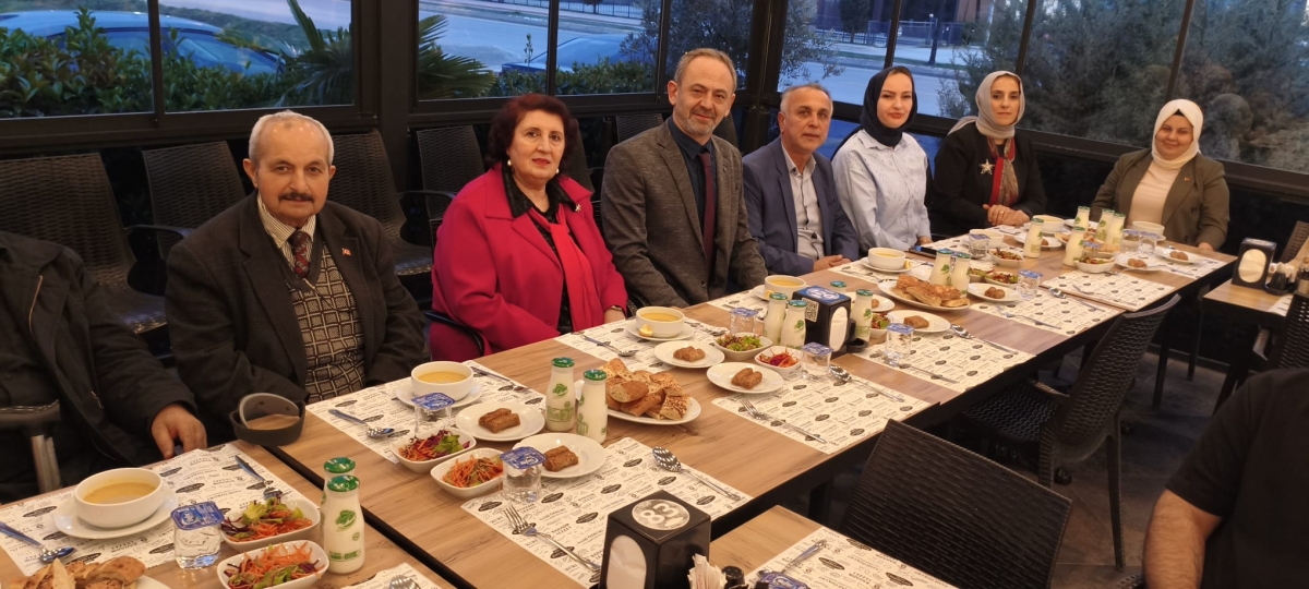 Sakarya Engelliler Birlik Federasyonu tarafından düzenlenen muazzam iftar programında 500 can bir araya geldi. Duaların semaya yükseldiği, engellerin sevgiyle aşıldığı gecede, paylaşılan sadece yemek değil, bir ömürlük dostlu