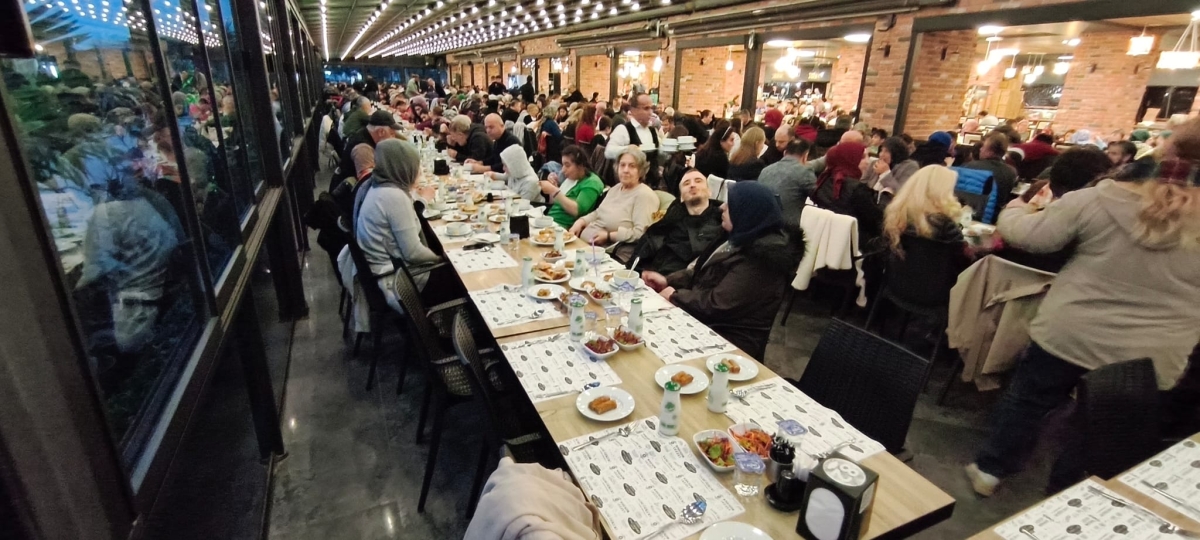 Sakarya Engelliler Birlik Federasyonu tarafından düzenlenen muazzam iftar programında 500 can bir araya geldi. Duaların semaya yükseldiği, engellerin sevgiyle aşıldığı gecede, paylaşılan sadece yemek değil, bir ömürlük dostlu