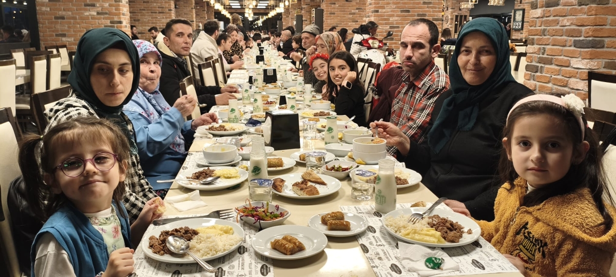 Sakarya Engelliler Birlik Federasyonu tarafından düzenlenen muazzam iftar programında 500 can bir araya geldi. Duaların semaya yükseldiği, engellerin sevgiyle aşıldığı gecede, paylaşılan sadece yemek değil, bir ömürlük dostlu