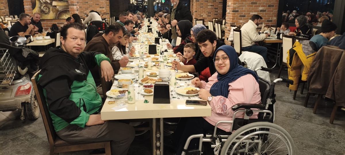 Sakarya Engelliler Birlik Federasyonu tarafından düzenlenen muazzam iftar programında 500 can bir araya geldi. Duaların semaya yükseldiği, engellerin sevgiyle aşıldığı gecede, paylaşılan sadece yemek değil, bir ömürlük dostlu
