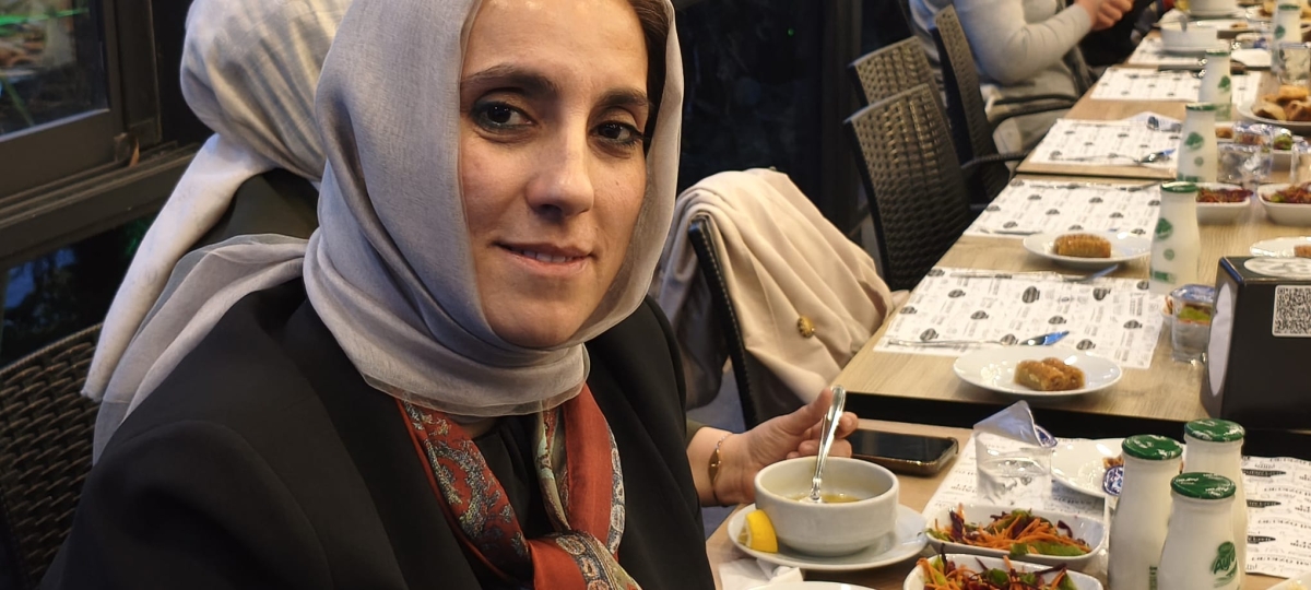 Sakarya Engelliler Birlik Federasyonu tarafından düzenlenen muazzam iftar programında 500 can bir araya geldi. Duaların semaya yükseldiği, engellerin sevgiyle aşıldığı gecede, paylaşılan sadece yemek değil, bir ömürlük dostlu