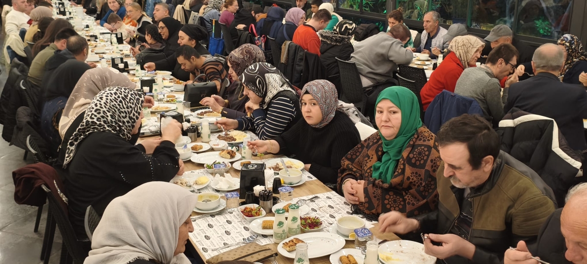 Sakarya Engelliler Birlik Federasyonu tarafından düzenlenen muazzam iftar programında 500 can bir araya geldi. Duaların semaya yükseldiği, engellerin sevgiyle aşıldığı gecede, paylaşılan sadece yemek değil, bir ömürlük dostlu
