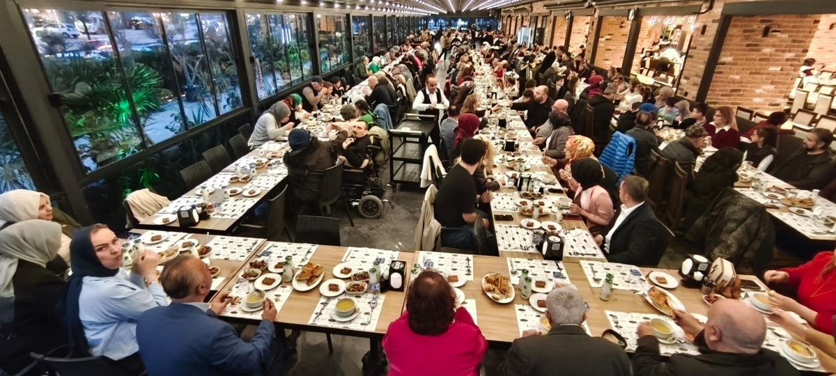 Sakarya Engelliler Birlik Federasyonu tarafından düzenlenen muazzam iftar programında 500 can bir araya geldi. Duaların semaya yükseldiği, engellerin sevgiyle aşıldığı gecede, paylaşılan sadece yemek değil, bir ömürlük dostlu