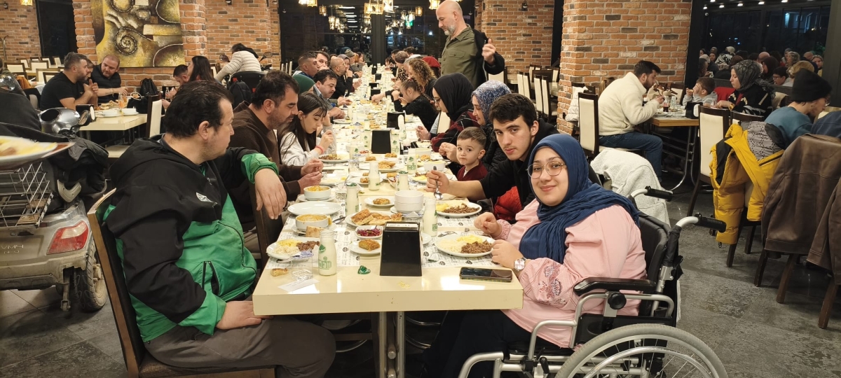 Sakarya Engelliler Birlik Federasyonu tarafından düzenlenen muazzam iftar programında 500 can bir araya geldi. Duaların semaya yükseldiği, engellerin sevgiyle aşıldığı gecede, paylaşılan sadece yemek değil, bir ömürlük dostlu