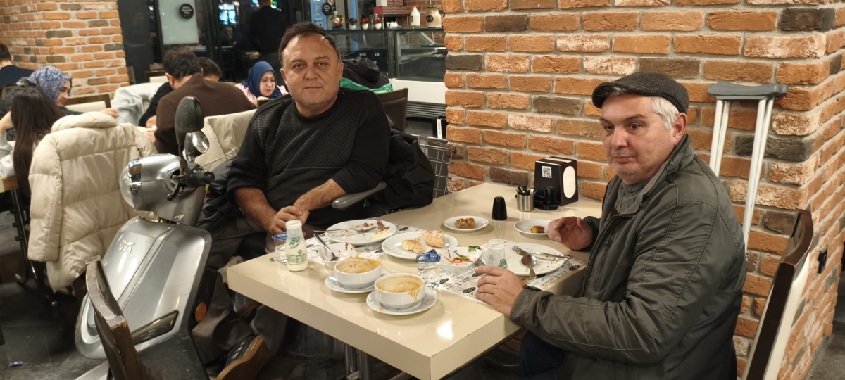 Sakarya Engelliler Birlik Federasyonu tarafından düzenlenen muazzam iftar programında 500 can bir araya geldi. Duaların semaya yükseldiği, engellerin sevgiyle aşıldığı gecede, paylaşılan sadece yemek değil, bir ömürlük dostlu