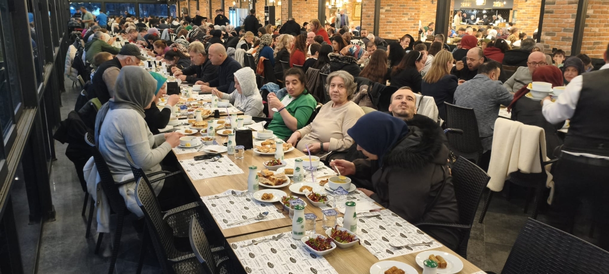 Sakarya Engelliler Birlik Federasyonu tarafından düzenlenen muazzam iftar programında 500 can bir araya geldi. Duaların semaya yükseldiği, engellerin sevgiyle aşıldığı gecede, paylaşılan sadece yemek değil, bir ömürlük dostlu
