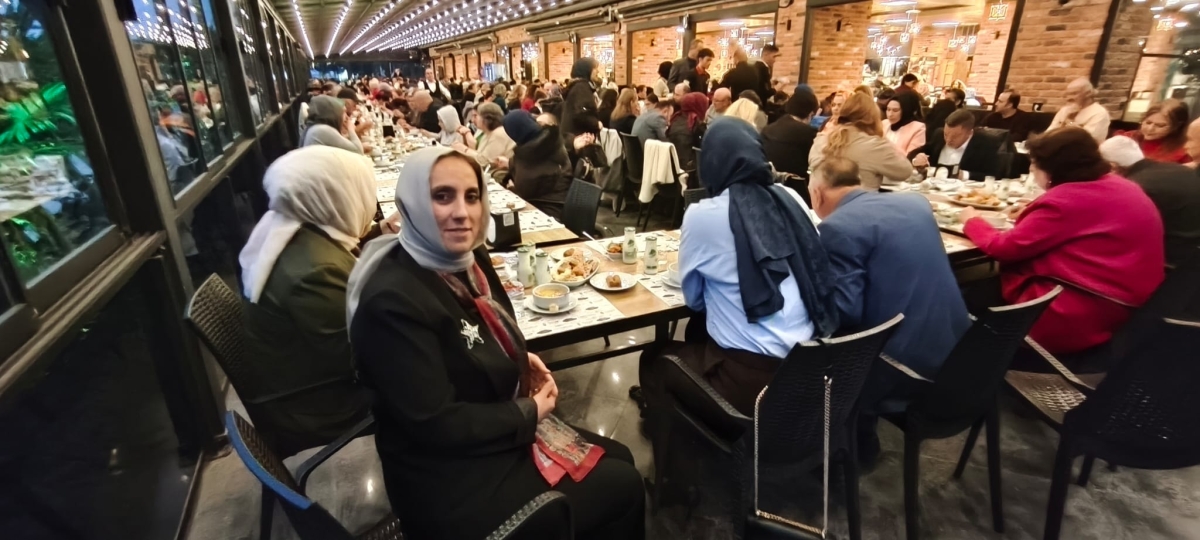 Sakarya Engelliler Birlik Federasyonu tarafından düzenlenen muazzam iftar programında 500 can bir araya geldi. Duaların semaya yükseldiği, engellerin sevgiyle aşıldığı gecede, paylaşılan sadece yemek değil, bir ömürlük dostlu