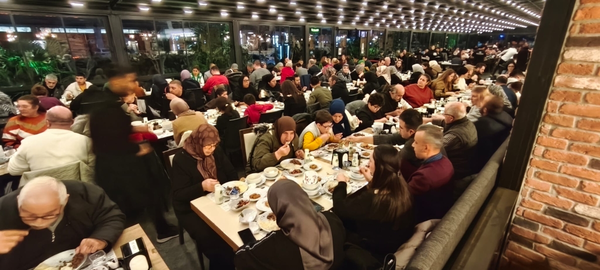 Sakarya Engelliler Birlik Federasyonu tarafından düzenlenen muazzam iftar programında 500 can bir araya geldi. Duaların semaya yükseldiği, engellerin sevgiyle aşıldığı gecede, paylaşılan sadece yemek değil, bir ömürlük dostlu