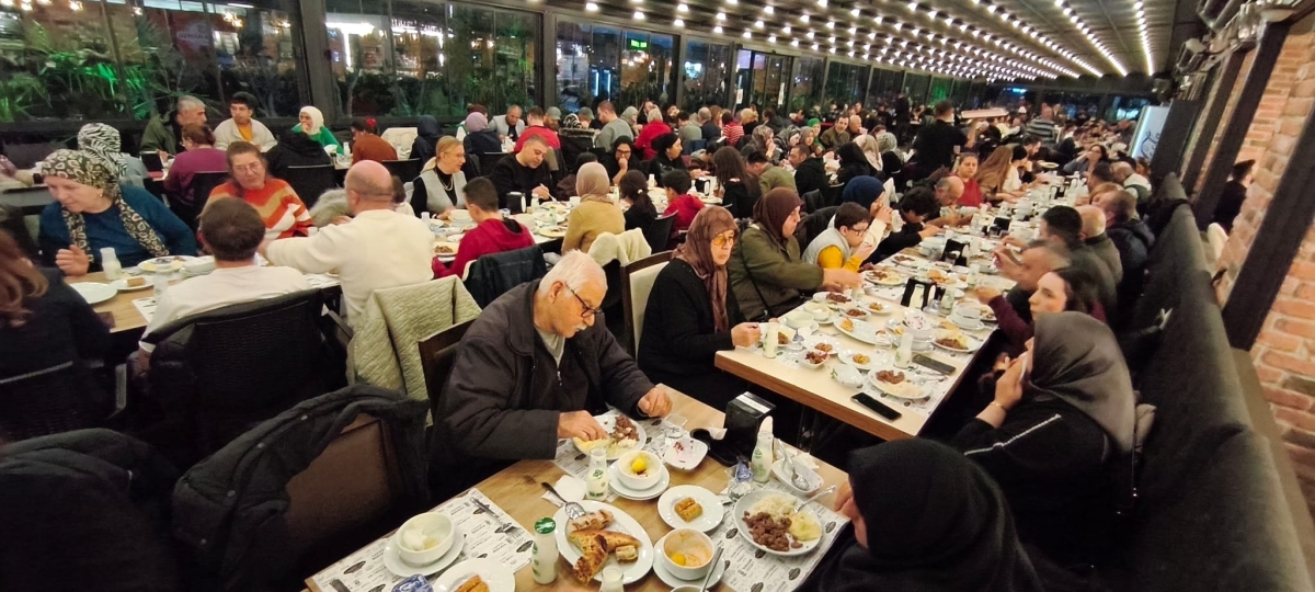 Sakarya Engelliler Birlik Federasyonu tarafından düzenlenen muazzam iftar programında 500 can bir araya geldi. Duaların semaya yükseldiği, engellerin sevgiyle aşıldığı gecede, paylaşılan sadece yemek değil, bir ömürlük dostlu