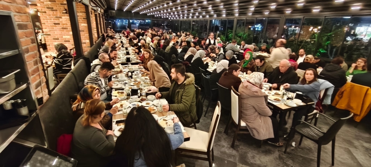 Sakarya Engelliler Birlik Federasyonu tarafından düzenlenen muazzam iftar programında 500 can bir araya geldi. Duaların semaya yükseldiği, engellerin sevgiyle aşıldığı gecede, paylaşılan sadece yemek değil, bir ömürlük dostlu