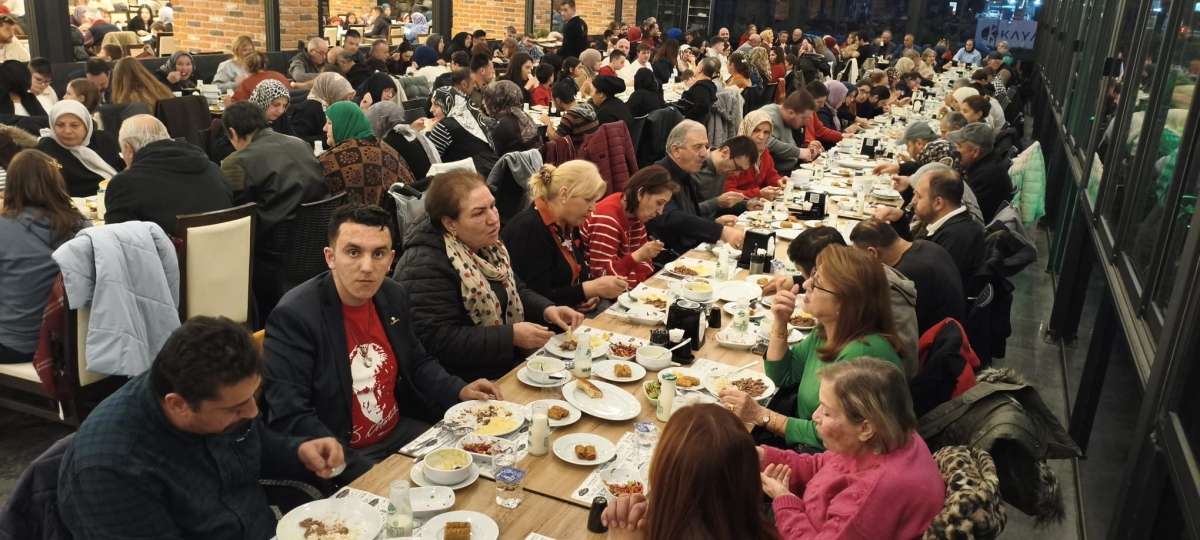 Sakarya Engelliler Birlik Federasyonu tarafından düzenlenen muazzam iftar programında 500 can bir araya geldi. Duaların semaya yükseldiği, engellerin sevgiyle aşıldığı gecede, paylaşılan sadece yemek değil, bir ömürlük dostlu