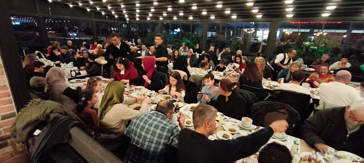 Sakarya Engelliler Birlik Federasyonu tarafından düzenlenen muazzam iftar programında 500 can bir araya geldi. Duaların semaya yükseldiği, engellerin sevgiyle aşıldığı gecede, paylaşılan sadece yemek değil, bir ömürlük dostlu