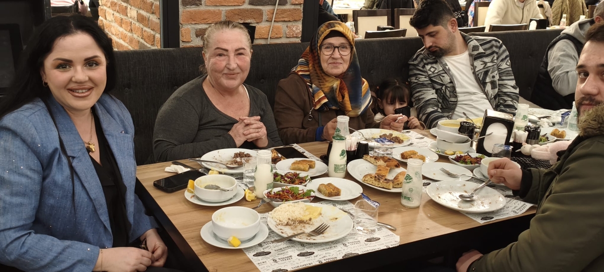 Sakarya Engelliler Birlik Federasyonu tarafından düzenlenen muazzam iftar programında 500 can bir araya geldi. Duaların semaya yükseldiği, engellerin sevgiyle aşıldığı gecede, paylaşılan sadece yemek değil, bir ömürlük dostlu