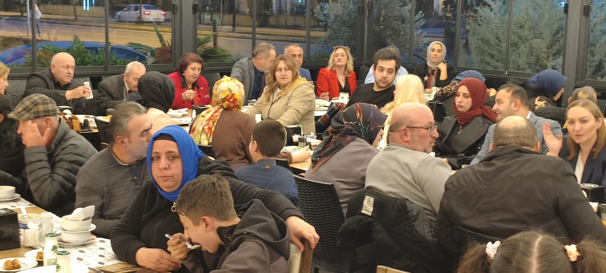Sakarya Engelliler Birlik Federasyonu tarafından düzenlenen muazzam iftar programında 500 can bir araya geldi. Duaların semaya yükseldiği, engellerin sevgiyle aşıldığı gecede, paylaşılan sadece yemek değil, bir ömürlük dostlu