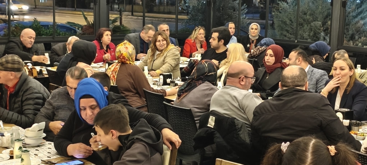 Sakarya Engelliler Birlik Federasyonu tarafından düzenlenen muazzam iftar programında 500 can bir araya geldi. Duaların semaya yükseldiği, engellerin sevgiyle aşıldığı gecede, paylaşılan sadece yemek değil, bir ömürlük dostlu