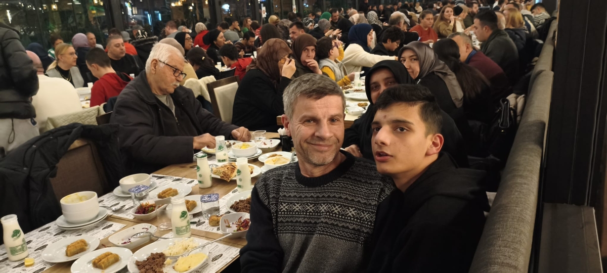 Sakarya Engelliler Birlik Federasyonu tarafından düzenlenen muazzam iftar programında 500 can bir araya geldi. Duaların semaya yükseldiği, engellerin sevgiyle aşıldığı gecede, paylaşılan sadece yemek değil, bir ömürlük dostlu