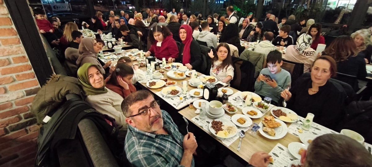 Sakarya Engelliler Birlik Federasyonu tarafından düzenlenen muazzam iftar programında 500 can bir araya geldi. Duaların semaya yükseldiği, engellerin sevgiyle aşıldığı gecede, paylaşılan sadece yemek değil, bir ömürlük dostlu
