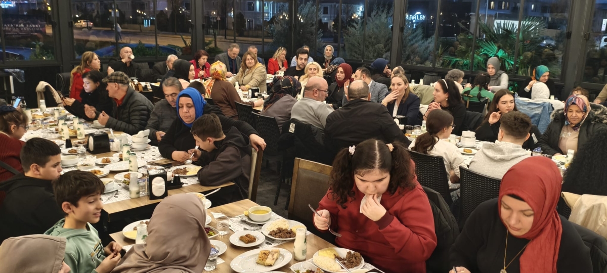 Sakarya Engelliler Birlik Federasyonu tarafından düzenlenen muazzam iftar programında 500 can bir araya geldi. Duaların semaya yükseldiği, engellerin sevgiyle aşıldığı gecede, paylaşılan sadece yemek değil, bir ömürlük dostlu
