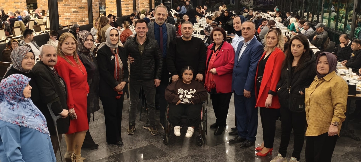 Sakarya Engelliler Birlik Federasyonu tarafından düzenlenen muazzam iftar programında 500 can bir araya geldi. Duaların semaya yükseldiği, engellerin sevgiyle aşıldığı gecede, paylaşılan sadece yemek değil, bir ömürlük dostlu