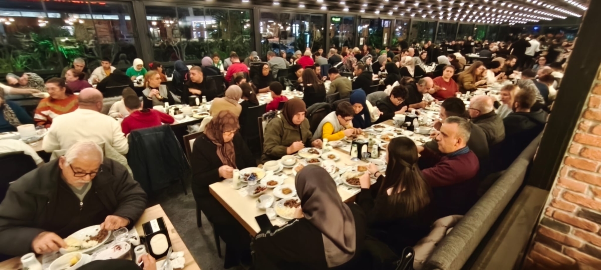 Sakarya Engelliler Birlik Federasyonu tarafından düzenlenen muazzam iftar programında 500 can bir araya geldi. Duaların semaya yükseldiği, engellerin sevgiyle aşıldığı gecede, paylaşılan sadece yemek değil, bir ömürlük dostlu
