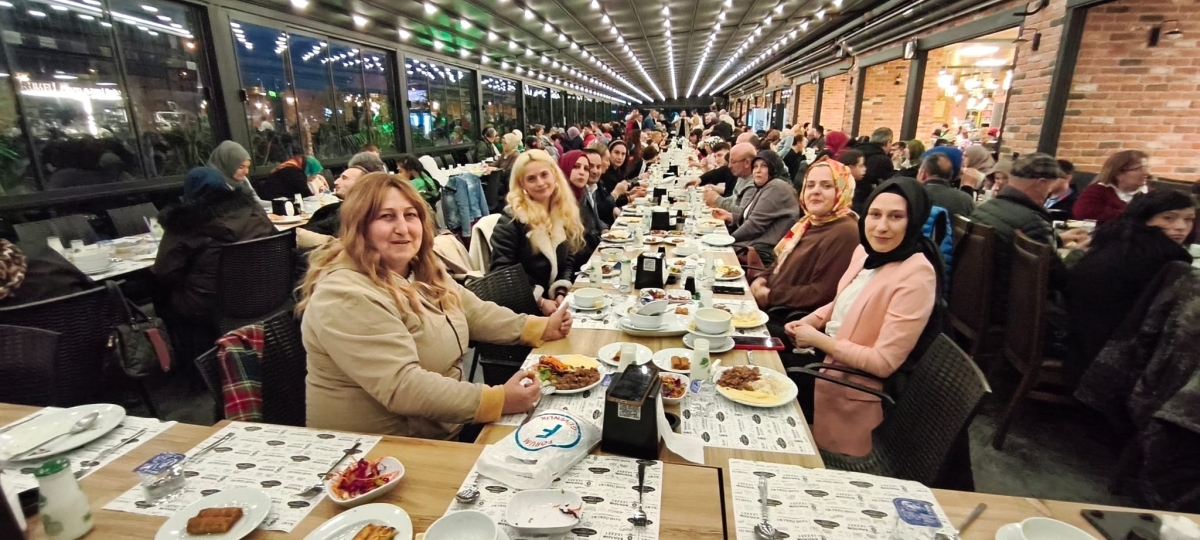 Sakarya Engelliler Birlik Federasyonu tarafından düzenlenen muazzam iftar programında 500 can bir araya geldi. Duaların semaya yükseldiği, engellerin sevgiyle aşıldığı gecede, paylaşılan sadece yemek değil, bir ömürlük dostlu