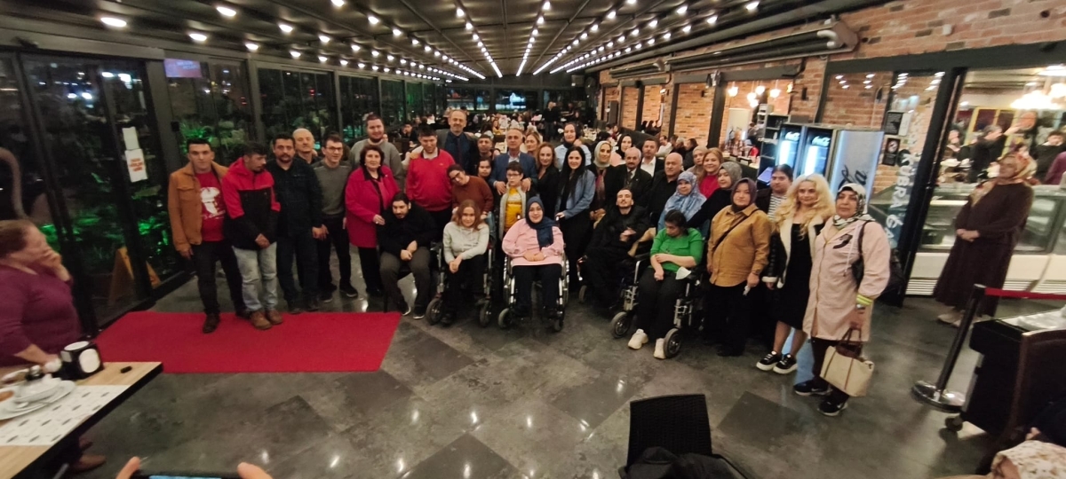 Sakarya Engelliler Birlik Federasyonu tarafından düzenlenen muazzam iftar programında 500 can bir araya geldi. Duaların semaya yükseldiği, engellerin sevgiyle aşıldığı gecede, paylaşılan sadece yemek değil, bir ömürlük dostlu