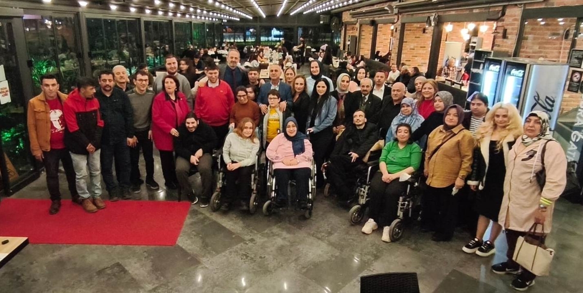 Sakarya Engelliler Birlik Federasyonu tarafından düzenlenen muazzam iftar programında 500 can bir araya geldi. Duaların semaya yükseldiği, engellerin sevgiyle aşıldığı gecede, paylaşılan sadece yemek değil, bir ömürlük dostlu