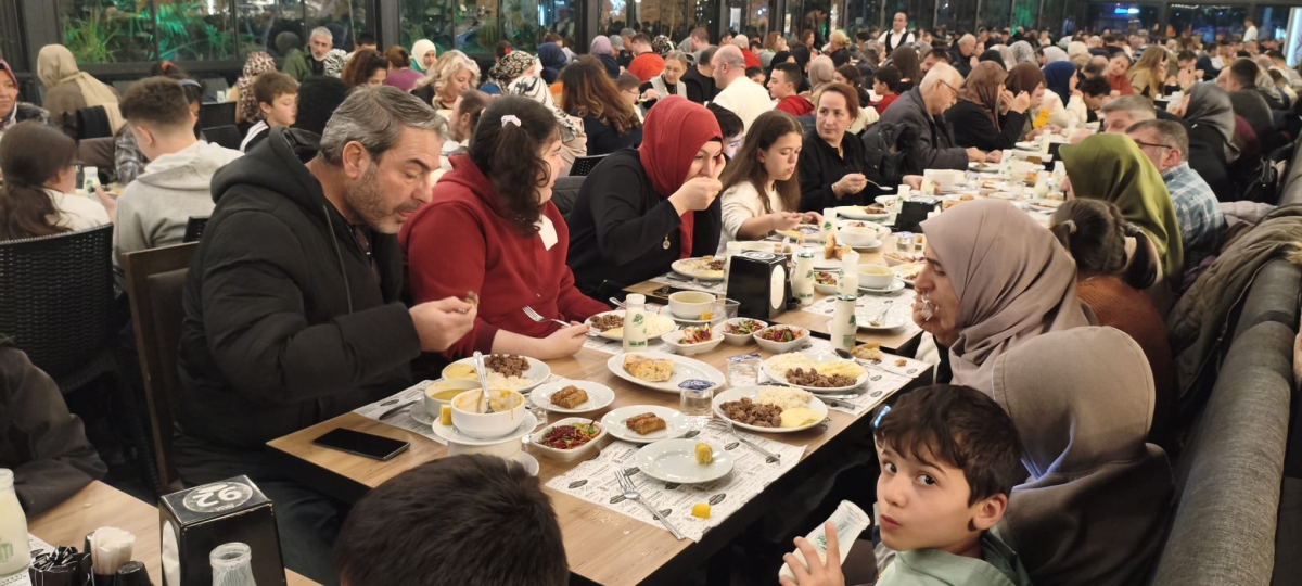 Sakarya Engelliler Birlik Federasyonu tarafından düzenlenen muazzam iftar programında 500 can bir araya geldi. Duaların semaya yükseldiği, engellerin sevgiyle aşıldığı gecede, paylaşılan sadece yemek değil, bir ömürlük dostlu