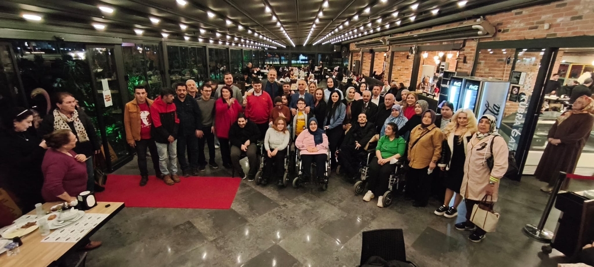 Sakarya Engelliler Birlik Federasyonu tarafından düzenlenen muazzam iftar programında 500 can bir araya geldi. Duaların semaya yükseldiği, engellerin sevgiyle aşıldığı gecede, paylaşılan sadece yemek değil, bir ömürlük dostlu