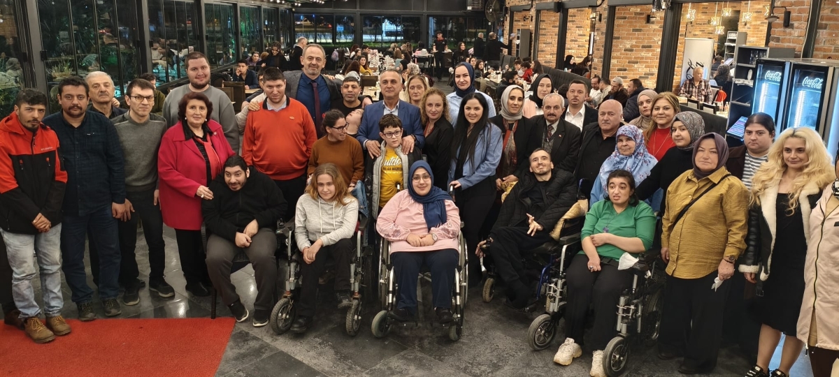 Sakarya Engelliler Birlik Federasyonu tarafından düzenlenen muazzam iftar programında 500 can bir araya geldi. Duaların semaya yükseldiği, engellerin sevgiyle aşıldığı gecede, paylaşılan sadece yemek değil, bir ömürlük dostlu