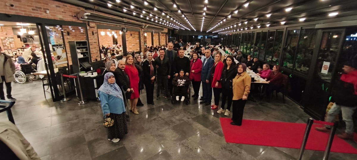 Sakarya Engelliler Birlik Federasyonu tarafından düzenlenen muazzam iftar programında 500 can bir araya geldi. Duaların semaya yükseldiği, engellerin sevgiyle aşıldığı gecede, paylaşılan sadece yemek değil, bir ömürlük dostlu