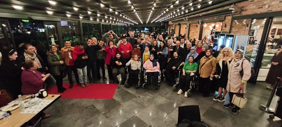 Sakarya Engelliler Birlik Federasyonu tarafından düzenlenen muazzam iftar programında 500 can bir araya geldi. Duaların semaya yükseldiği, engellerin sevgiyle aşıldığı gecede, paylaşılan sadece yemek değil, bir ömürlük dostlu