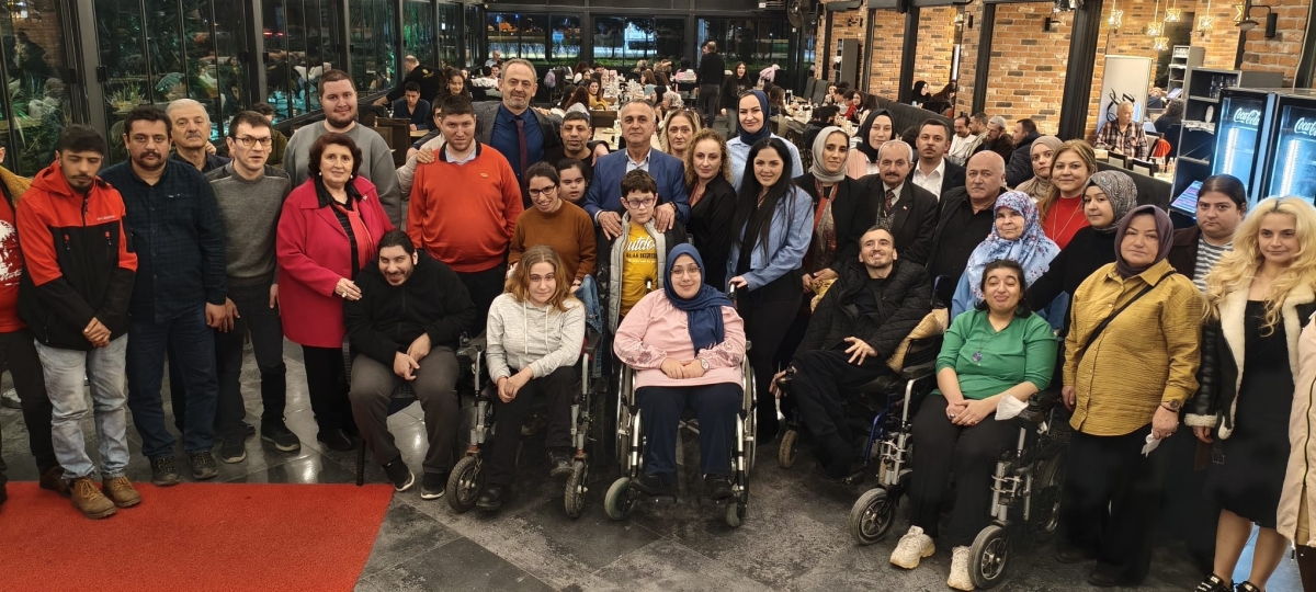 Sakarya Engelliler Birlik Federasyonu tarafından düzenlenen muazzam iftar programında 500 can bir araya geldi. Duaların semaya yükseldiği, engellerin sevgiyle aşıldığı gecede, paylaşılan sadece yemek değil, bir ömürlük dostlu