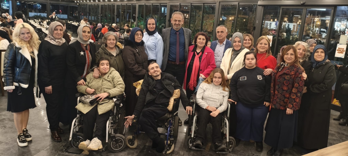 Sakarya Engelliler Birlik Federasyonu tarafından düzenlenen muazzam iftar programında 500 can bir araya geldi. Duaların semaya yükseldiği, engellerin sevgiyle aşıldığı gecede, paylaşılan sadece yemek değil, bir ömürlük dostlu