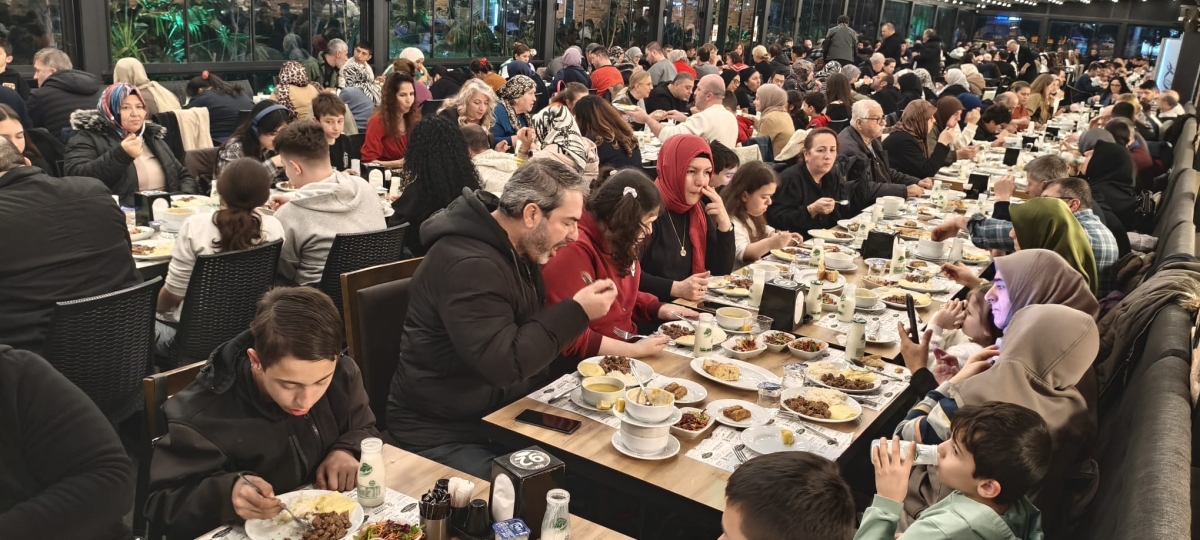 Sakarya Engelliler Birlik Federasyonu tarafından düzenlenen muazzam iftar programında 500 can bir araya geldi. Duaların semaya yükseldiği, engellerin sevgiyle aşıldığı gecede, paylaşılan sadece yemek değil, bir ömürlük dostlu