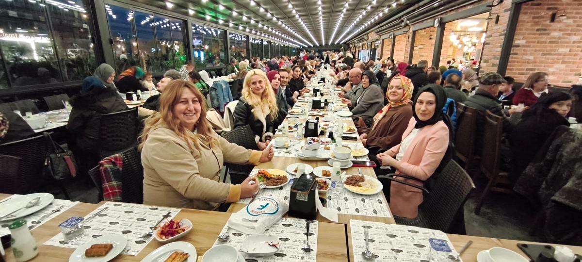 Sakarya Engelliler Birlik Federasyonu tarafından düzenlenen muazzam iftar programında 500 can bir araya geldi. Duaların semaya yükseldiği, engellerin sevgiyle aşıldığı gecede, paylaşılan sadece yemek değil, bir ömürlük dostlu