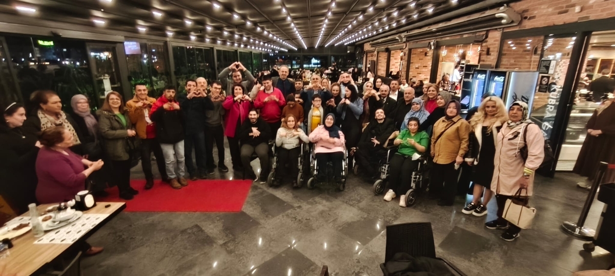 Sakarya Engelliler Birlik Federasyonu tarafından düzenlenen muazzam iftar programında 500 can bir araya geldi. Duaların semaya yükseldiği, engellerin sevgiyle aşıldığı gecede, paylaşılan sadece yemek değil, bir ömürlük dostlu