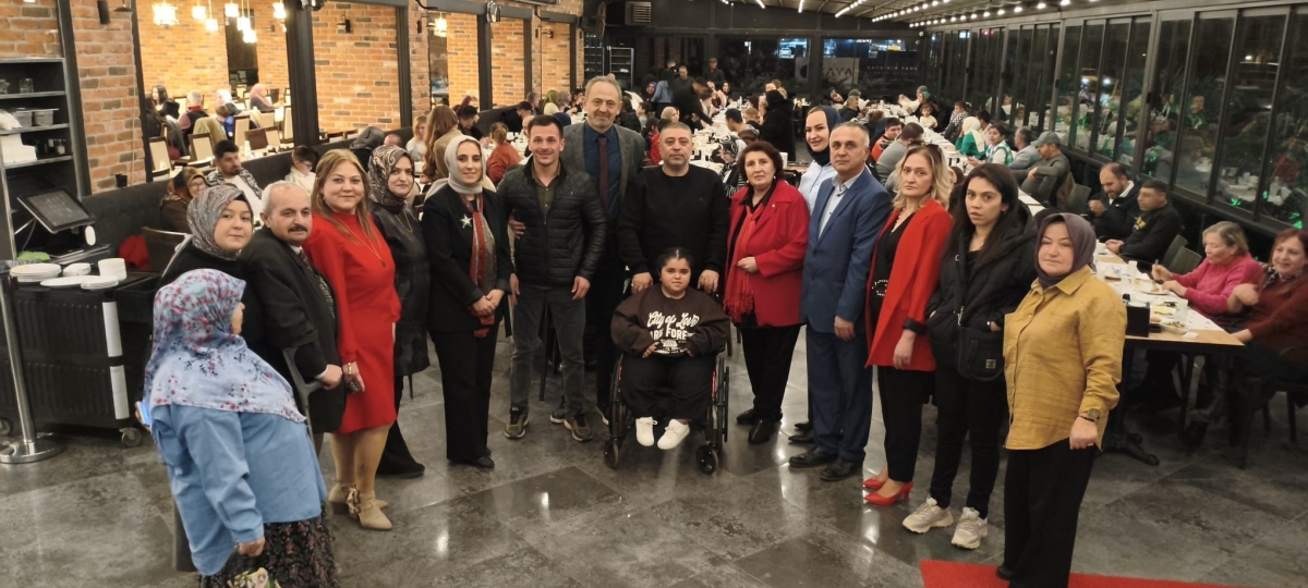 Sakarya Engelliler Birlik Federasyonu tarafından düzenlenen muazzam iftar programında 500 can bir araya geldi. Duaların semaya yükseldiği, engellerin sevgiyle aşıldığı gecede, paylaşılan sadece yemek değil, bir ömürlük dostlu