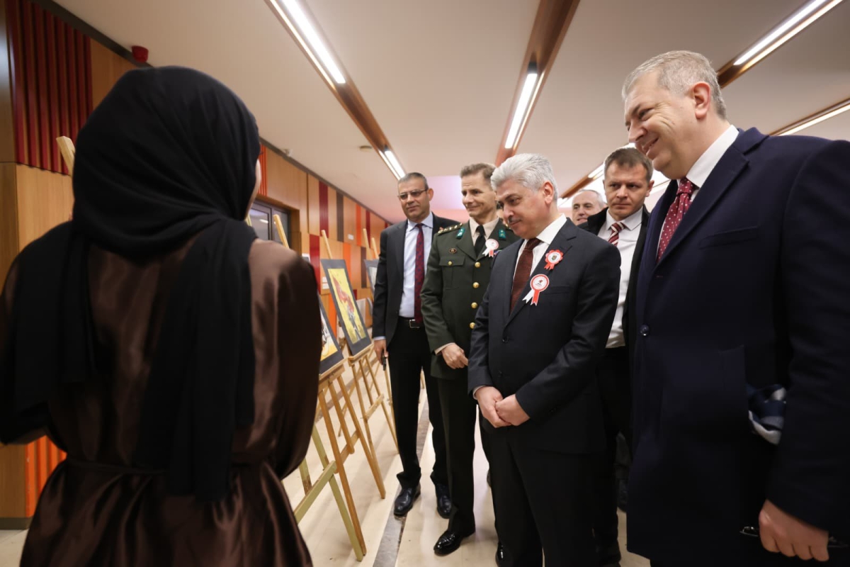 Sakarya, Çanakkale Zaferi’nin 111. yıl dönümünde tarihi bir gün yaşadı. Şehit Erol Olçok Anadolu Lisesi öğrencilerinin hazırladığı anma programı, izleyenleri 1915’in şanlı siperlerine götürürken GÜNÜN FOTOĞRAF KARELERİ