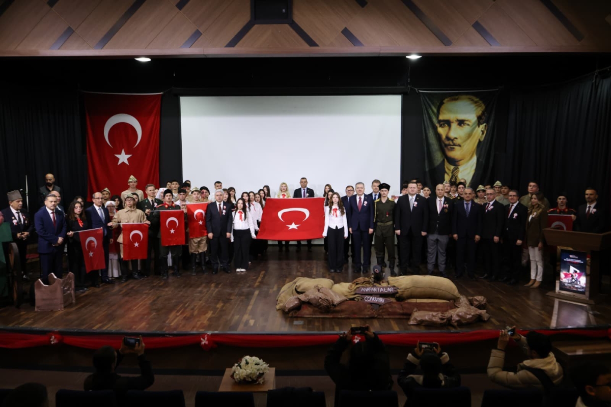 Sakarya, Çanakkale Zaferi’nin 111. yıl dönümünde tarihi bir gün yaşadı. Şehit Erol Olçok Anadolu Lisesi öğrencilerinin hazırladığı anma programı, izleyenleri 1915’in şanlı siperlerine götürürken GÜNÜN FOTOĞRAF KARELERİ