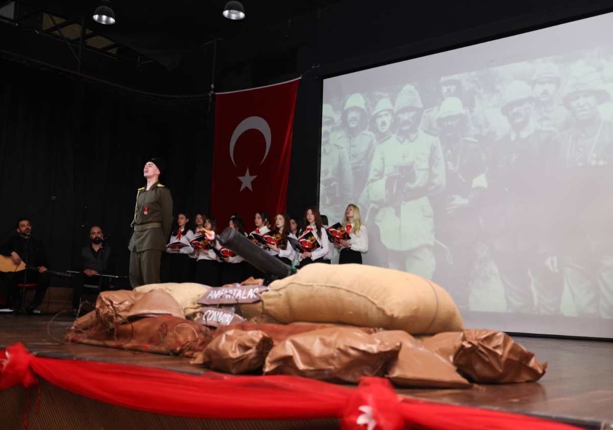 Sakarya, Çanakkale Zaferi’nin 111. yıl dönümünde tarihi bir gün yaşadı. Şehit Erol Olçok Anadolu Lisesi öğrencilerinin hazırladığı anma programı, izleyenleri 1915’in şanlı siperlerine götürürken GÜNÜN FOTOĞRAF KARELERİ