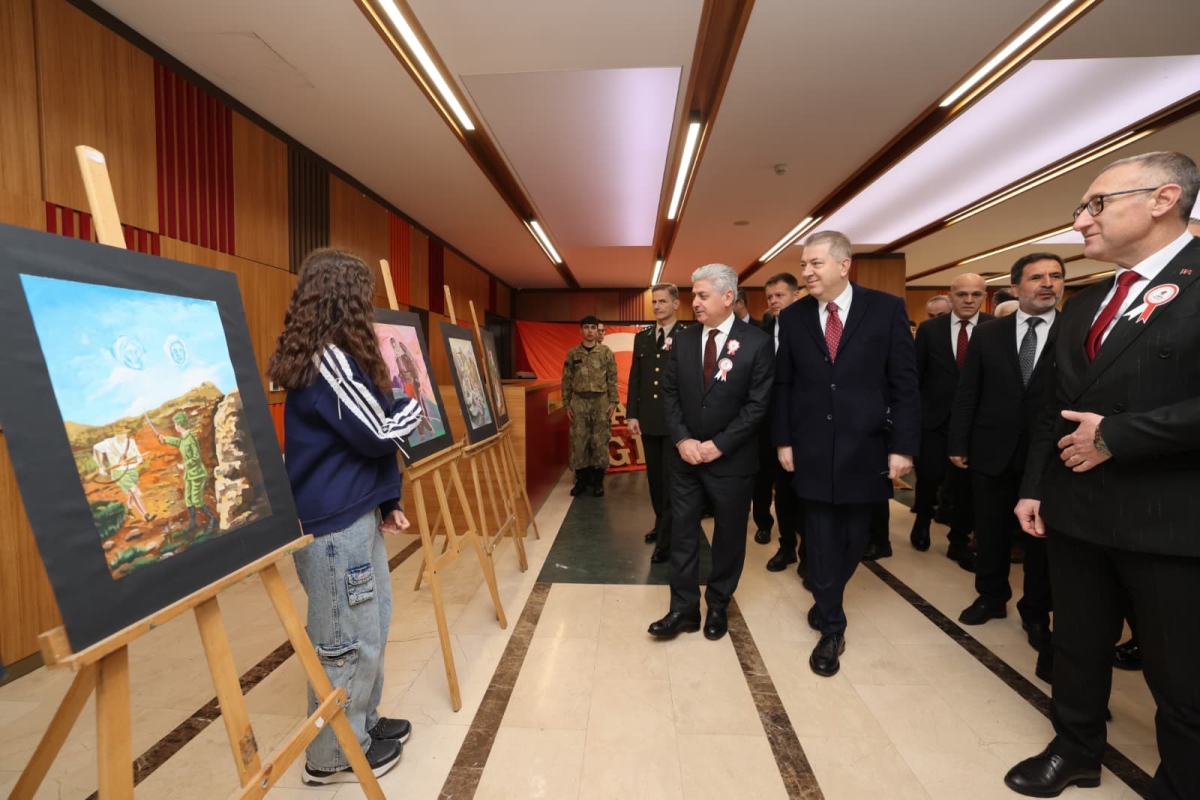 Sakarya, Çanakkale Zaferi’nin 111. yıl dönümünde tarihi bir gün yaşadı. Şehit Erol Olçok Anadolu Lisesi öğrencilerinin hazırladığı anma programı, izleyenleri 1915’in şanlı siperlerine götürürken GÜNÜN FOTOĞRAF KARELERİ