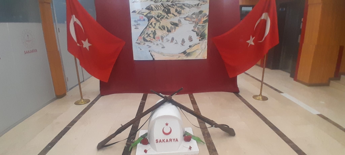 Sakarya, Çanakkale Zaferi’nin 111. yıl dönümünde tarihi bir gün yaşadı. Şehit Erol Olçok Anadolu Lisesi öğrencilerinin hazırladığı anma programı, izleyenleri 1915’in şanlı siperlerine götürürken GÜNÜN FOTOĞRAF KARELERİ