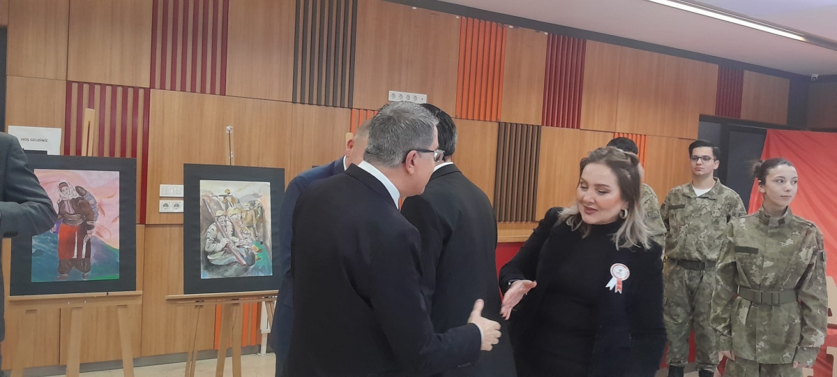 Sakarya, Çanakkale Zaferi’nin 111. yıl dönümünde tarihi bir gün yaşadı. Şehit Erol Olçok Anadolu Lisesi öğrencilerinin hazırladığı anma programı, izleyenleri 1915’in şanlı siperlerine götürürken GÜNÜN FOTOĞRAF KARELERİ