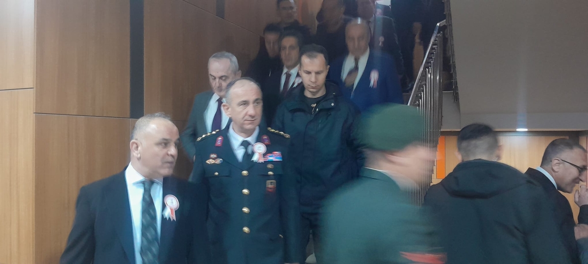 Sakarya, Çanakkale Zaferi’nin 111. yıl dönümünde tarihi bir gün yaşadı. Şehit Erol Olçok Anadolu Lisesi öğrencilerinin hazırladığı anma programı, izleyenleri 1915’in şanlı siperlerine götürürken GÜNÜN FOTOĞRAF KARELERİ