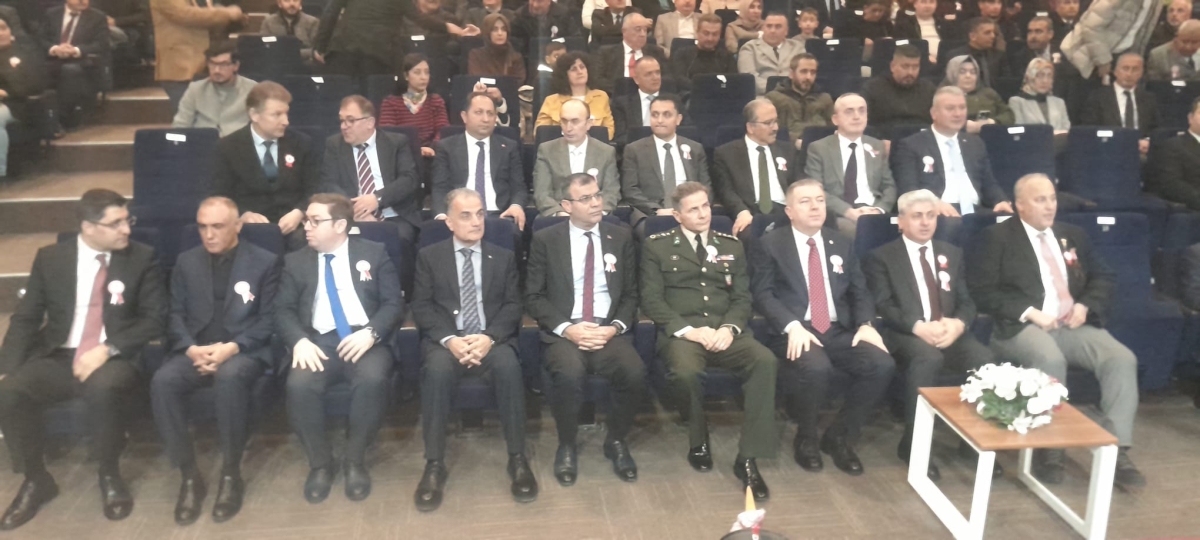 Sakarya, Çanakkale Zaferi’nin 111. yıl dönümünde tarihi bir gün yaşadı. Şehit Erol Olçok Anadolu Lisesi öğrencilerinin hazırladığı anma programı, izleyenleri 1915’in şanlı siperlerine götürürken GÜNÜN FOTOĞRAF KARELERİ