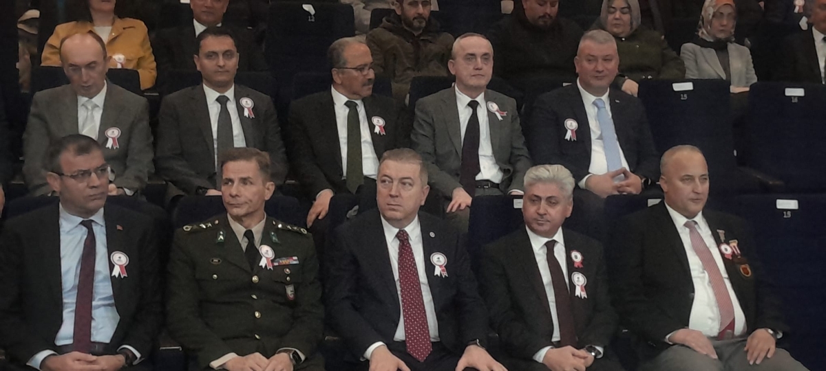 Sakarya, Çanakkale Zaferi’nin 111. yıl dönümünde tarihi bir gün yaşadı. Şehit Erol Olçok Anadolu Lisesi öğrencilerinin hazırladığı anma programı, izleyenleri 1915’in şanlı siperlerine götürürken GÜNÜN FOTOĞRAF KARELERİ