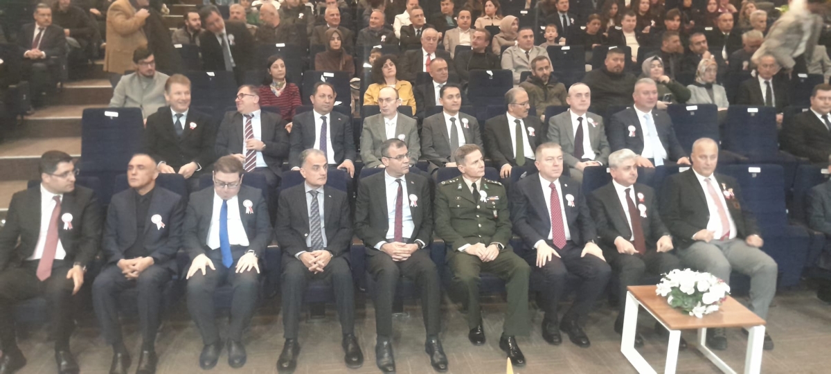 Sakarya, Çanakkale Zaferi’nin 111. yıl dönümünde tarihi bir gün yaşadı. Şehit Erol Olçok Anadolu Lisesi öğrencilerinin hazırladığı anma programı, izleyenleri 1915’in şanlı siperlerine götürürken GÜNÜN FOTOĞRAF KARELERİ