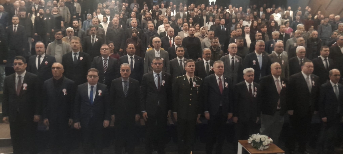Sakarya, Çanakkale Zaferi’nin 111. yıl dönümünde tarihi bir gün yaşadı. Şehit Erol Olçok Anadolu Lisesi öğrencilerinin hazırladığı anma programı, izleyenleri 1915’in şanlı siperlerine götürürken GÜNÜN FOTOĞRAF KARELERİ