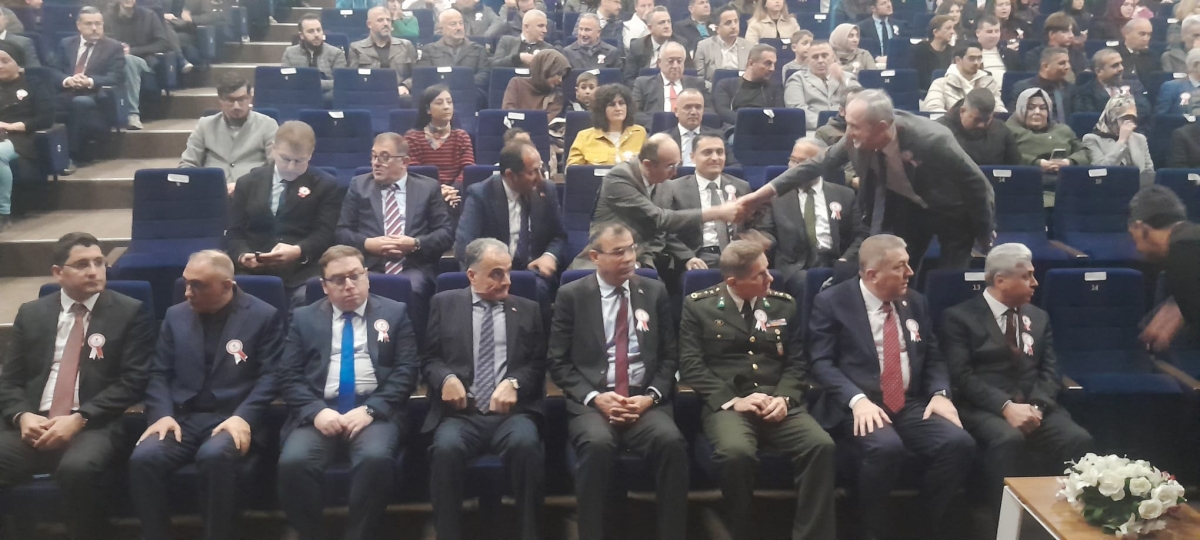 Sakarya, Çanakkale Zaferi’nin 111. yıl dönümünde tarihi bir gün yaşadı. Şehit Erol Olçok Anadolu Lisesi öğrencilerinin hazırladığı anma programı, izleyenleri 1915’in şanlı siperlerine götürürken GÜNÜN FOTOĞRAF KARELERİ